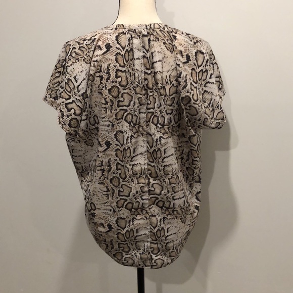 Halston snake print top V neck SZ  M - Picture 4 of 6